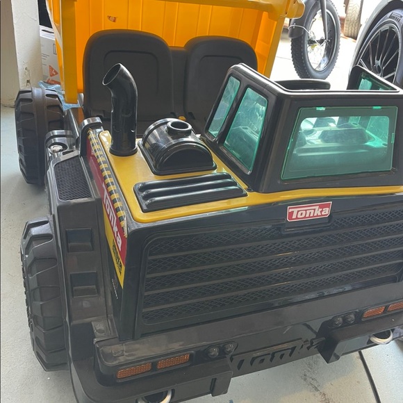Tonka Mighty Dump Truck Ride-on/ 12V - Picture 4 of 6